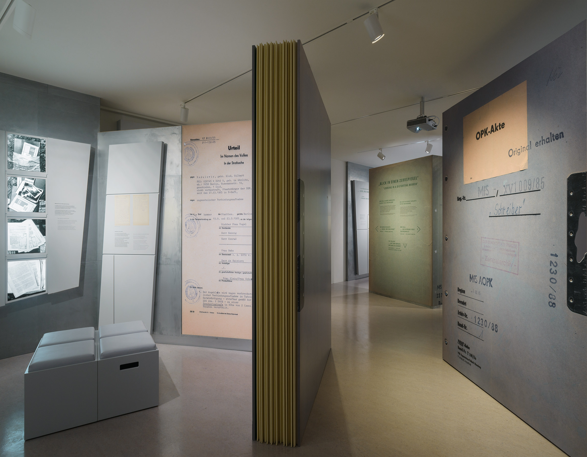 Stasi-Unterlagen-Archiv in Berlin, Ausstellung Einblick ins Geheime, fotografiert von Marco Maria Dresen