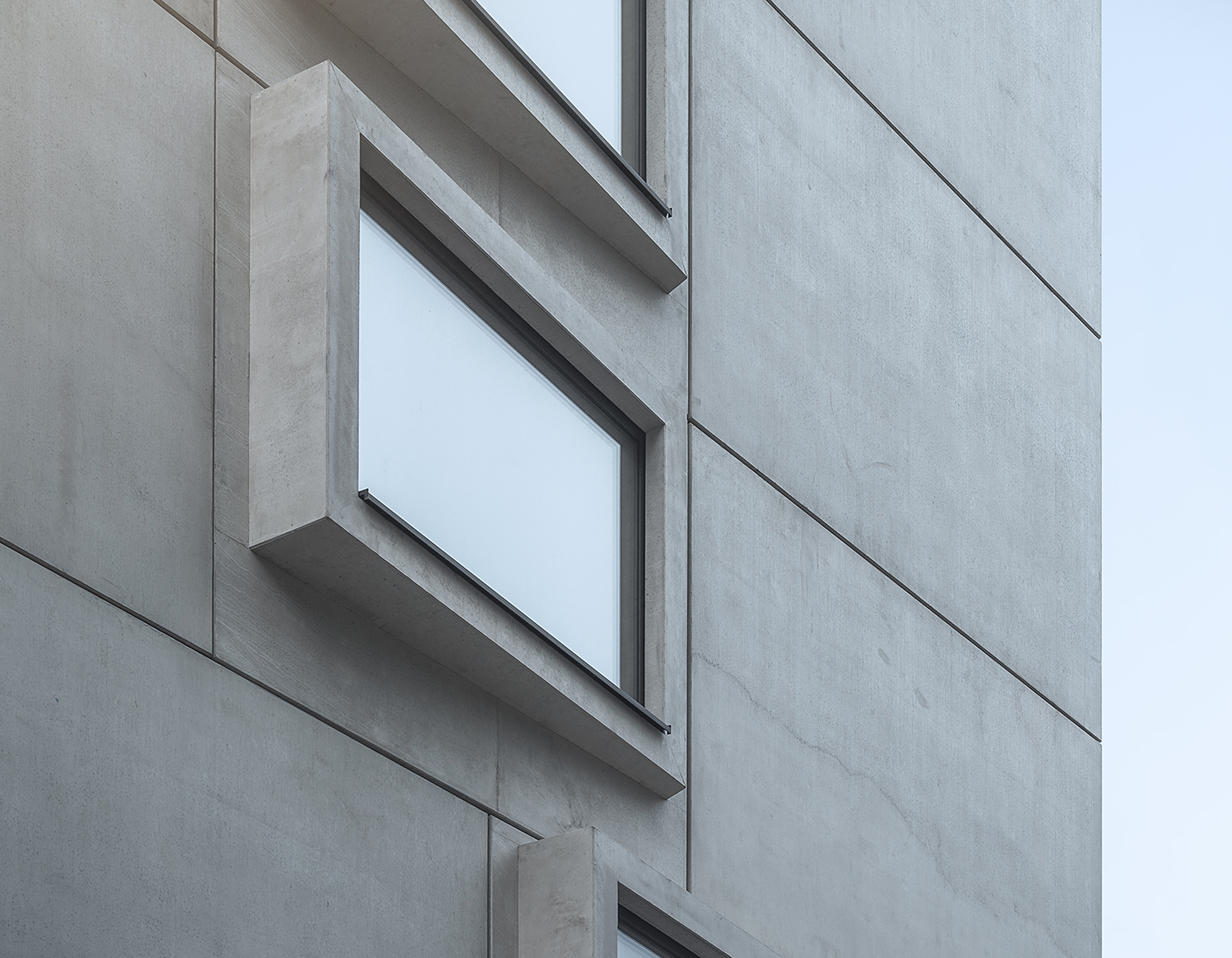 Mehrfamilienhaus am früheren Mauerstreifen in Berlin von moment.Architekten, fotografiert von Marco Maria Dresen